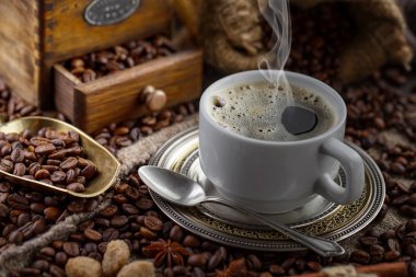 Kahve fincanındaki kahve fincanı, eski bir arka plan..