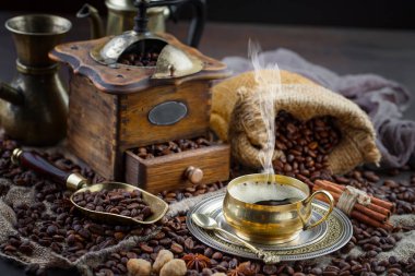 Kahve fincanındaki kahve fincanı, eski bir arka plan..