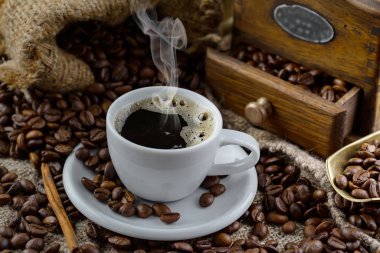 Kahve fincanındaki kahve fincanı, eski bir arka plan..