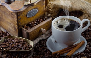 Kahve fincanındaki kahve fincanı, eski bir arka plan..