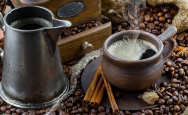 Kahve fincanındaki kahve fincanı, eski bir arka plan..