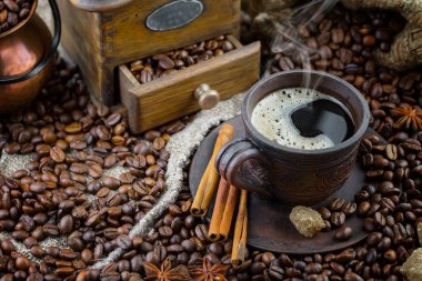 Eski bir fincanda sade kahve.