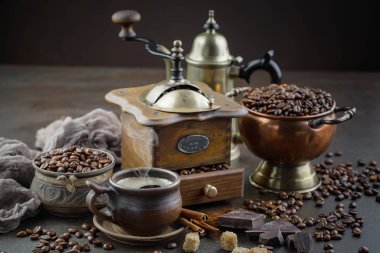 Eski bir fincanda sade kahve.