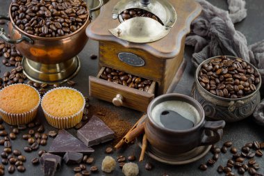 Eski bir fincanda sade kahve.