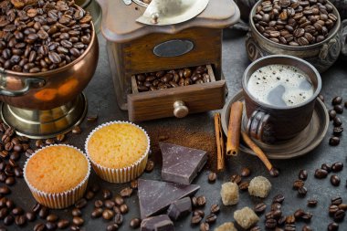 Eski bir fincanda sade kahve.