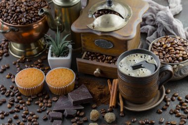 Eski bir fincanda sade kahve.