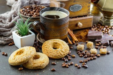 Eski bir fincanda sade kahve.