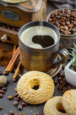 Eski bir fincanda sade kahve.