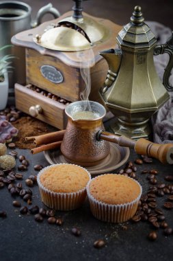 Eski bir fincanda sade kahve.