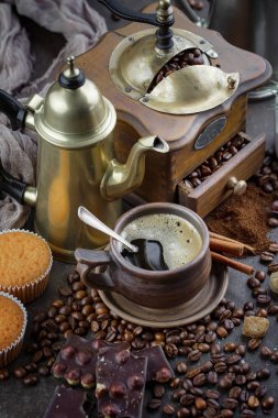 Eski bir fincanda sade kahve.