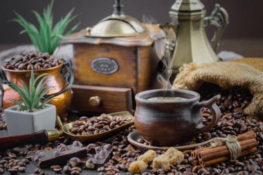 Eski bir fincanda sade kahve.