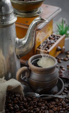 Eski bir fincanda sade kahve.