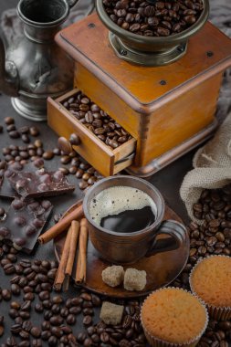 Eski bir fincanda sade kahve.