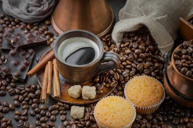 Eski bir fincanda sade kahve.