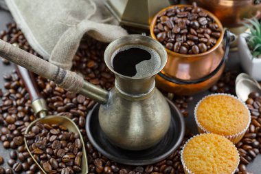 Eski bir fincanda sade kahve.