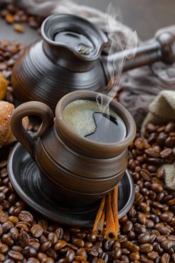 Eski bir fincanda sade kahve.