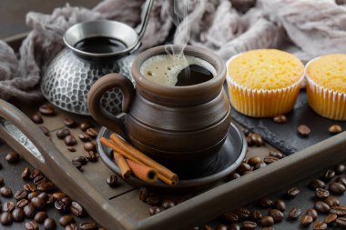 Eski bir fincanda sade kahve.