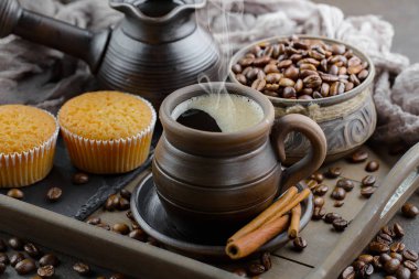 Eski bir fincanda sade kahve.