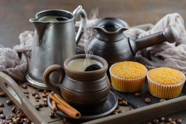 Eski bir fincanda sade kahve.