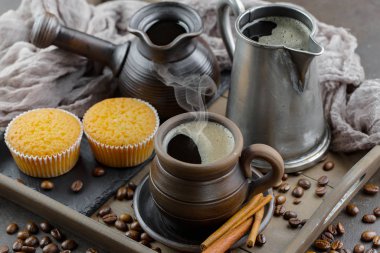 Eski bir fincanda sade kahve.