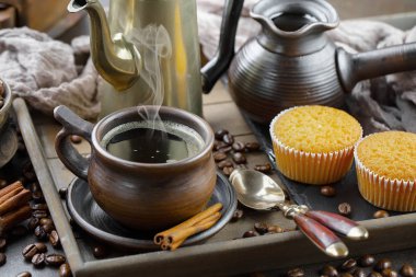 Eski bir fincanda sade kahve.