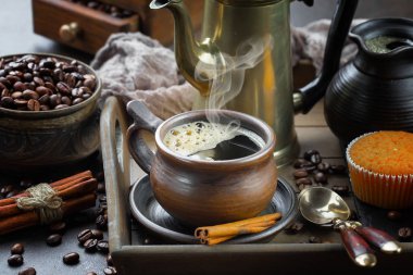 Eski bir fincanda sade kahve.