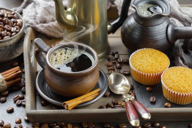 Eski bir fincanda sade kahve.