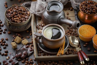 Eski bir fincanda sade kahve.