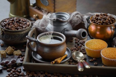 Eski bir fincanda sade kahve.