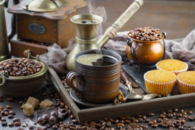 Eski bir fincanda sade kahve.