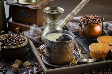 Eski bir fincanda sade kahve.