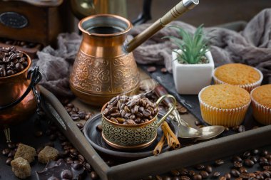 Eski bir fincanda sade kahve.