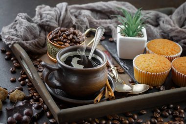 Eski bir fincanda sade kahve.