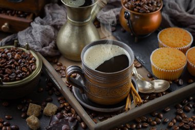 Eski bir fincanda sade kahve.