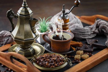 Eski bir fincanda sade kahve.