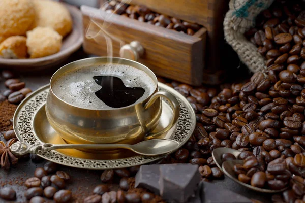 Café Preto Uma Xícara Uma Mesa Composição Fundo Velho — Fotografia de Stock