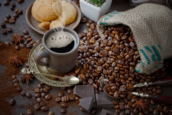 Schwarzer Kaffee Einer Tasse Auf Einem Tisch Komposition Auf Altem — Stockfoto