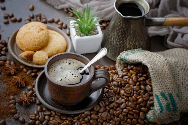 Café Preto Uma Xícara Uma Mesa Composição Fundo Velho — Fotografia de Stock