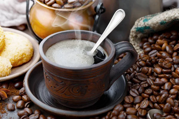 Café Noir Tasse Sur Une Table Composition Sur Vieux Fond — Photo