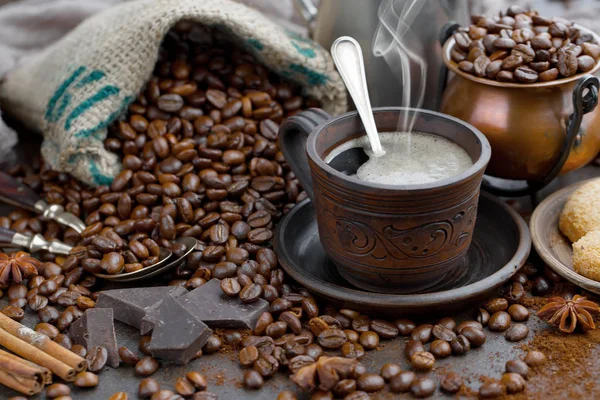 Café Preto Uma Xícara Uma Mesa Composição Fundo Velho — Fotografia de Stock