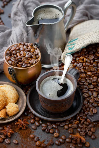 Café Preto Uma Xícara Uma Mesa Composição Fundo Velho — Fotografia de Stock