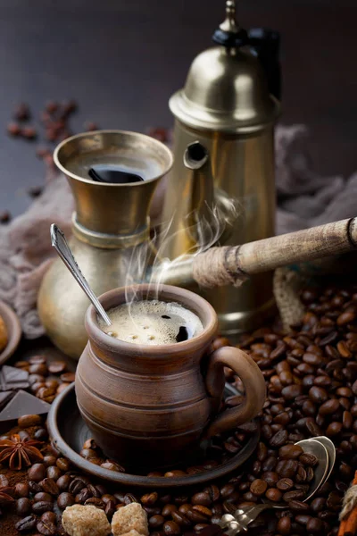 Café Dans Une Tasse Une Soucoupe Sur Vieux Fond — Photo