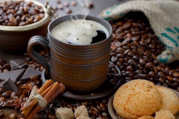 Koffie Een Kopje Schotel Een Oude Achtergrond — Stockfoto