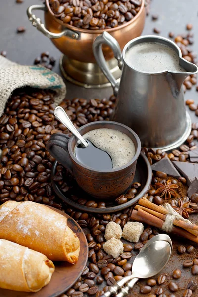 Kávé Egy Csészében Csészealj Egy Régi Háttér — Stock Fotó