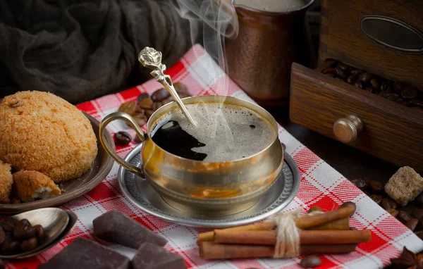 コーヒー豆は煙と鍋でローストされます — ストック写真