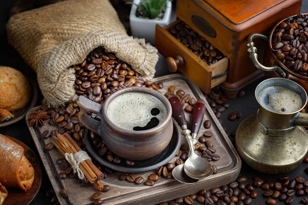 Kaffeebohnen Werden Einer Pfanne Mit Rauch Geröstet — Stockfoto