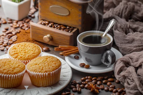 Koffiebonen Worden Geroosterd Een Pan Met Rook — Stockfoto