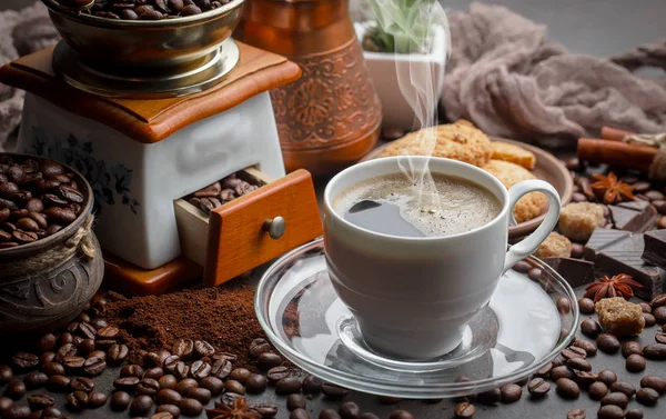 Kahve Çekirdekleri Tavada Kızartılır — Stok fotoğraf