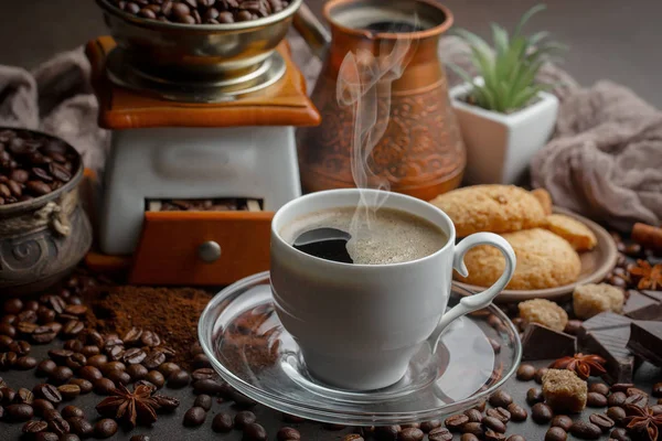 Chicchi Caffè Vengono Tostati Una Padella Con Fumo — Foto Stock