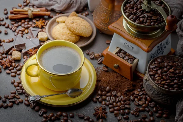 Grãos Café São Torrados Uma Panela Com Fumaça — Fotografia de Stock